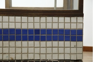 和製アンティーク　曲面ガラスが美しいタイル付きのL型ガラスケース　(R-085732)