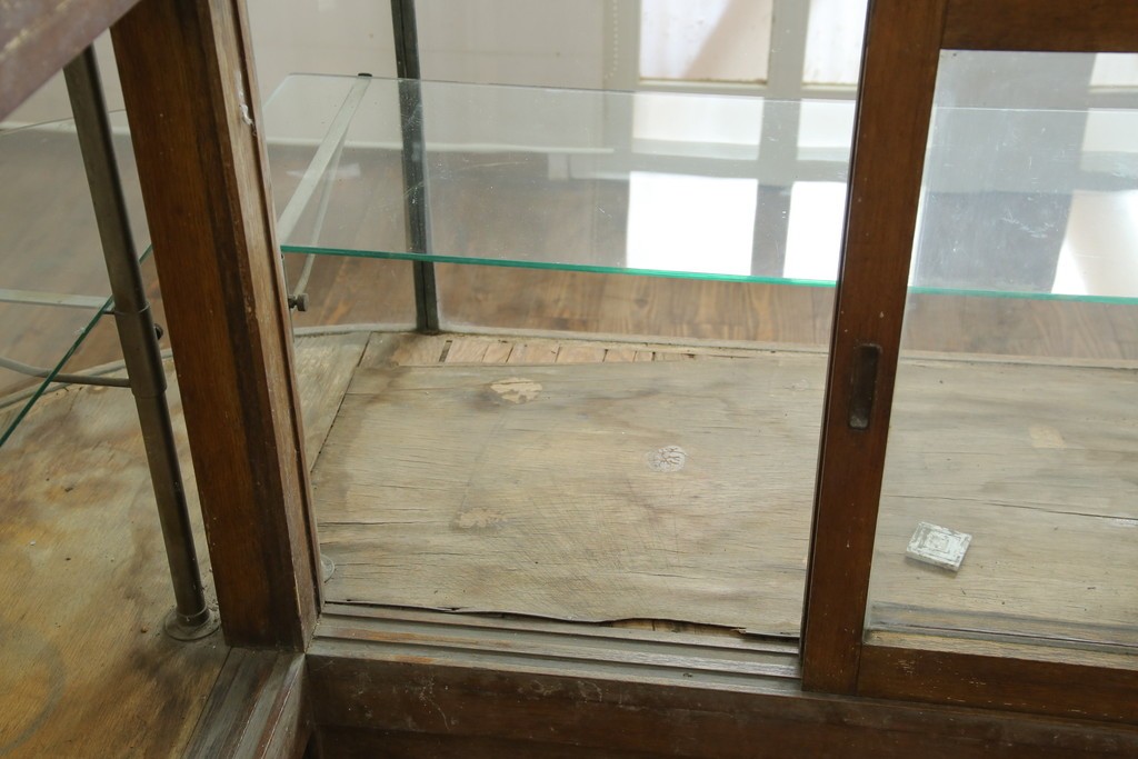 和製アンティーク　曲面ガラスが美しいタイル付きのL型ガラスケース　(R-085732)