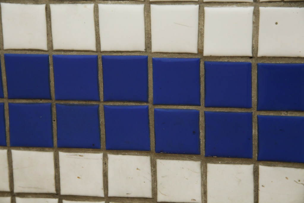 和製アンティーク　曲面ガラスが美しいタイル付きのL型ガラスケース　(R-085732)