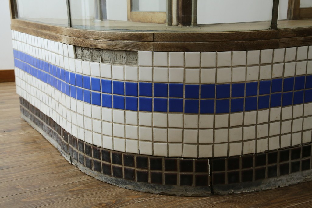 和製アンティーク　曲面ガラスが美しいタイル付きのL型ガラスケース　(R-085732)