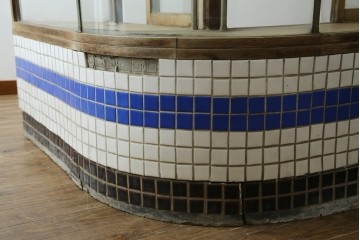 和製アンティーク　曲面ガラスが美しいタイル付きのL型ガラスケース　(R-085732)