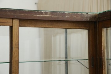 和製アンティーク　曲面ガラスが美しいタイル付きのL型ガラスケース　(R-085732)