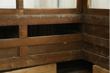 和製アンティーク　曲面ガラスが美しいタイル付きのL型ガラスケース　(R-085732)