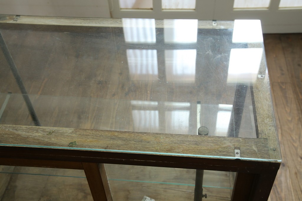 和製アンティーク　曲面ガラスが美しいタイル付きのL型ガラスケース　(R-085732)