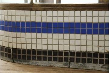 和製アンティーク　曲面ガラスが美しいタイル付きのL型ガラスケース　(R-085732)