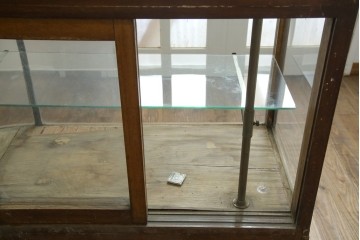 和製アンティーク　曲面ガラスが美しいタイル付きのL型ガラスケース　(R-085732)