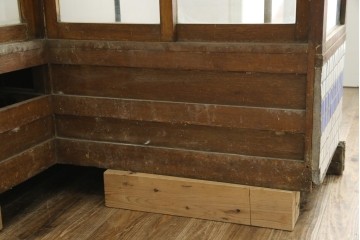 和製アンティーク　曲面ガラスが美しいタイル付きのL型ガラスケース　(R-085732)