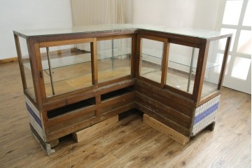 和製アンティーク　曲面ガラスが美しいタイル付きのL型ガラスケース　(R-085732)