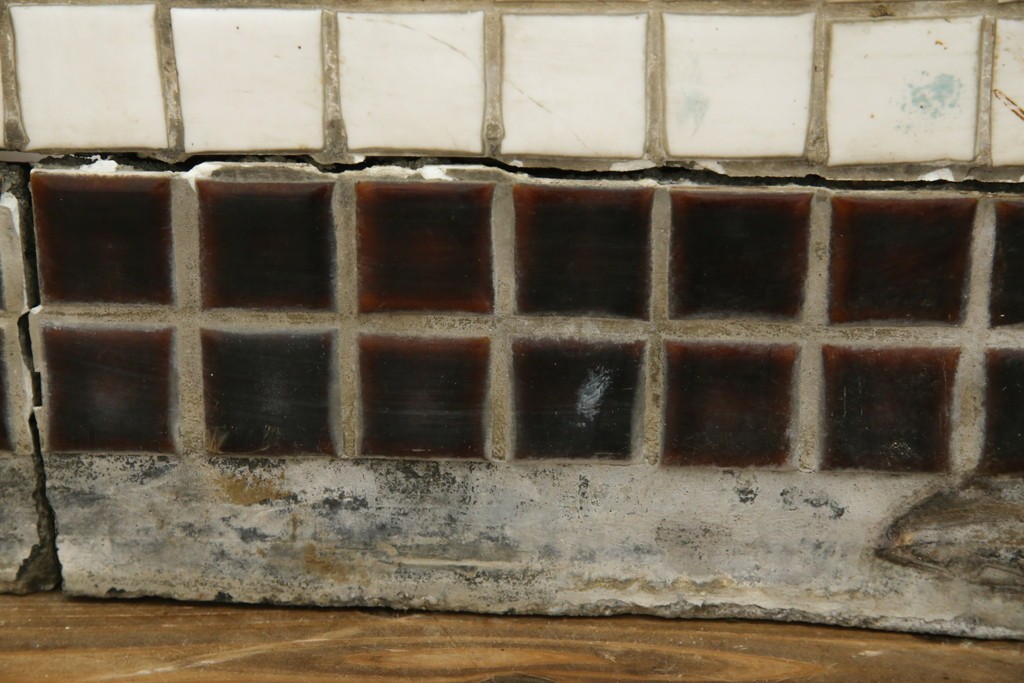 和製アンティーク　曲面ガラスが美しいタイル付きのL型ガラスケース　(R-085732)