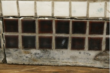 和製アンティーク　曲面ガラスが美しいタイル付きのL型ガラスケース　(R-085732)