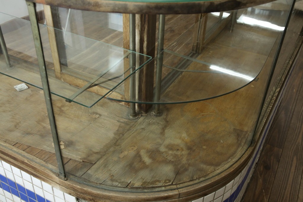 和製アンティーク　曲面ガラスが美しいタイル付きのL型ガラスケース　(R-085732)