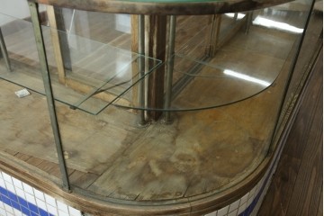 和製アンティーク　曲面ガラスが美しいタイル付きのL型ガラスケース　(R-085732)