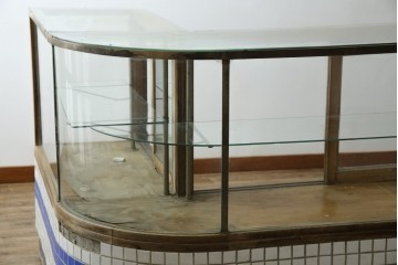 和製アンティーク　曲面ガラスが美しいタイル付きのL型ガラスケース　(R-085732)