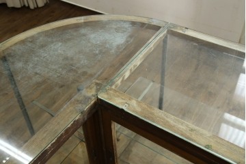 和製アンティーク　曲面ガラスが美しいタイル付きのL型ガラスケース　(R-085732)