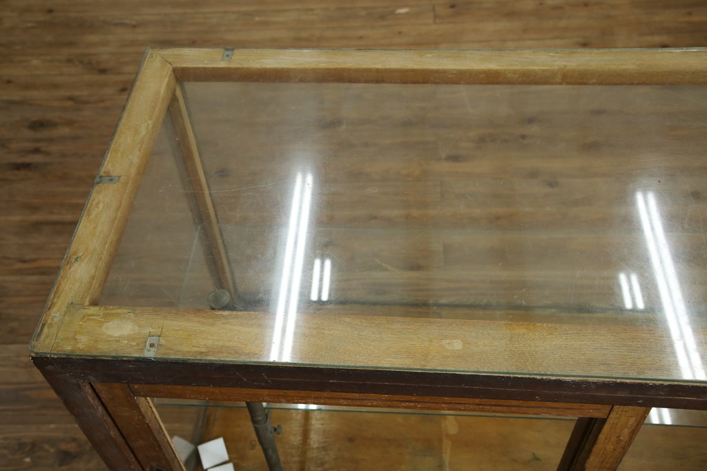 和製アンティーク　曲面ガラスが美しいタイル付きのL型ガラスケース　(R-085732)