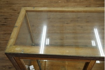 和製アンティーク　曲面ガラスが美しいタイル付きのL型ガラスケース　(R-085732)