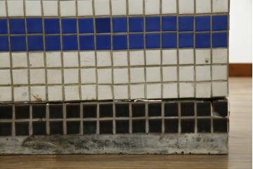 和製アンティーク　曲面ガラスが美しいタイル付きのL型ガラスケース　(R-085732)