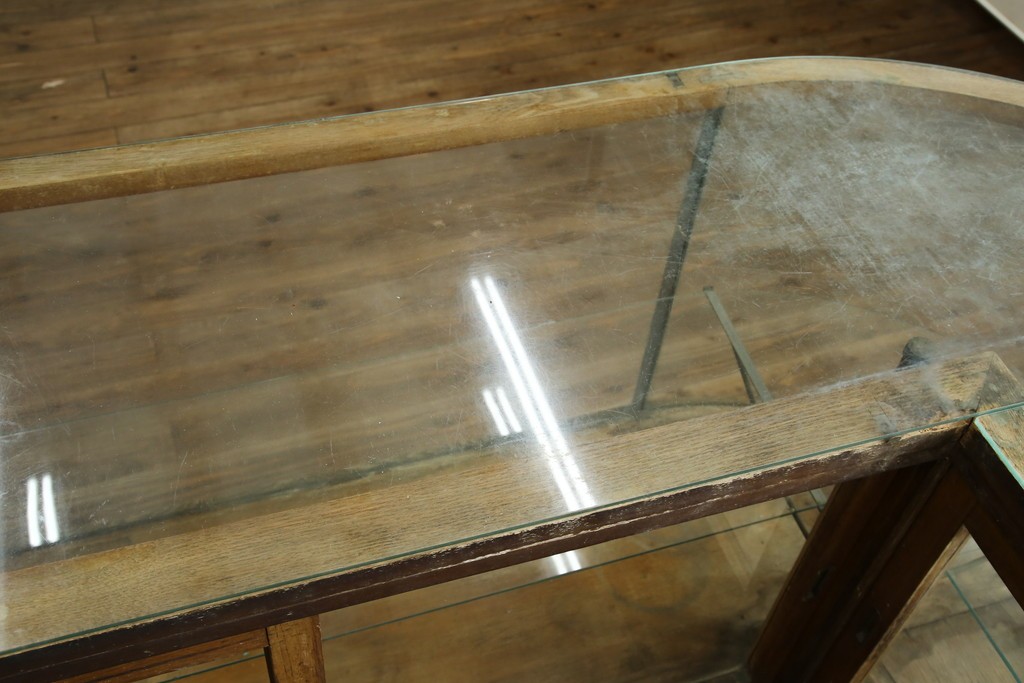 和製アンティーク　曲面ガラスが美しいタイル付きのL型ガラスケース　(R-085732)