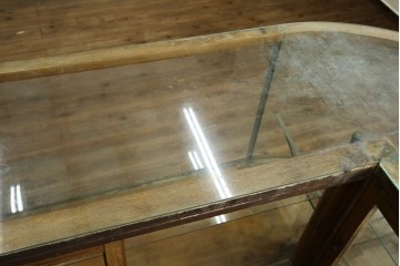 和製アンティーク　曲面ガラスが美しいタイル付きのL型ガラスケース　(R-085732)