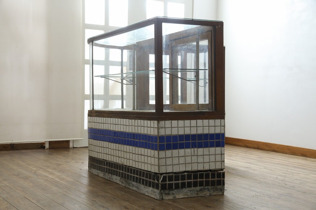 和製アンティーク　曲面ガラスが美しいタイル付きのL型ガラスケース　(R-085732)