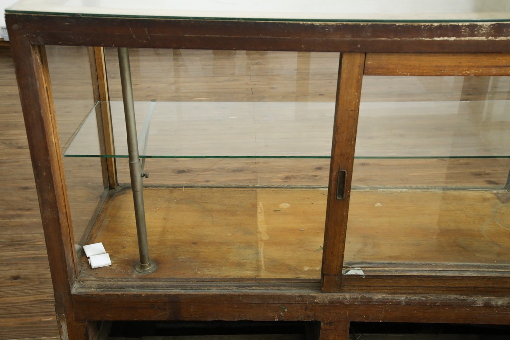 和製アンティーク　曲面ガラスが美しいタイル付きのL型ガラスケース　(R-085732)