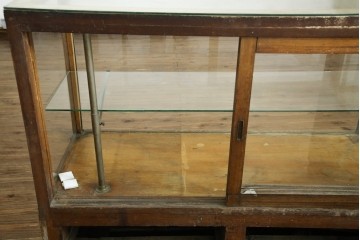 和製アンティーク　曲面ガラスが美しいタイル付きのL型ガラスケース　(R-085732)