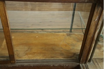 和製アンティーク　曲面ガラスが美しいタイル付きのL型ガラスケース　(R-085732)