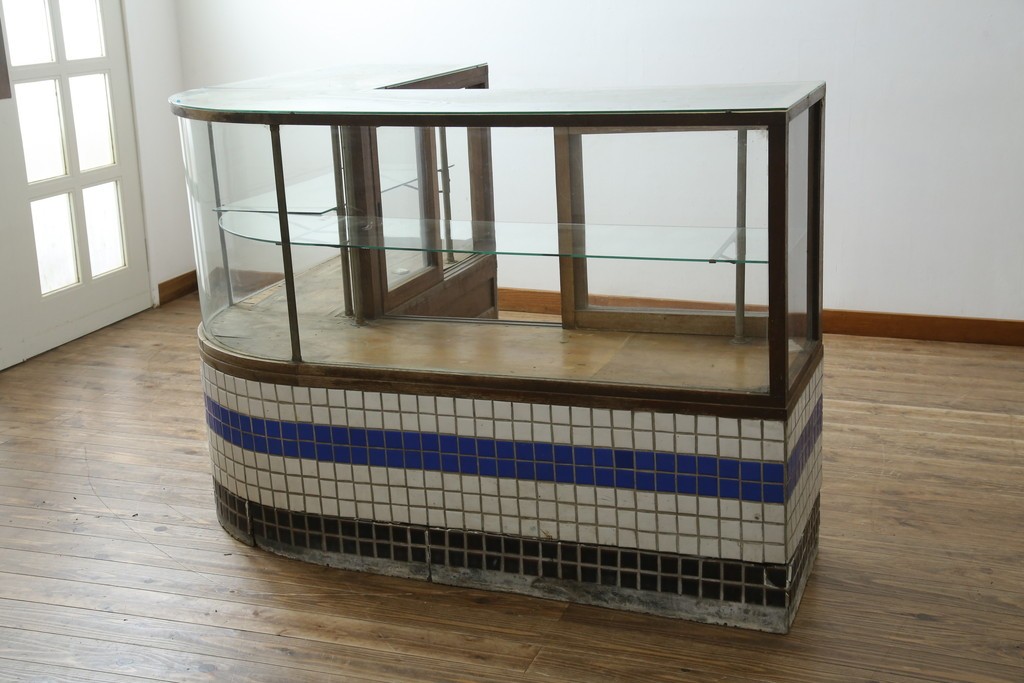 和製アンティーク　曲面ガラスが美しいタイル付きのL型ガラスケース　(R-085732)