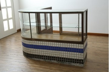 和製アンティーク　曲面ガラスが美しいタイル付きのL型ガラスケース　(R-085732)