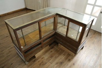 和製アンティーク　曲面ガラスが美しいタイル付きのL型ガラスケース　(R-085732)