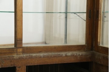 和製アンティーク　曲面ガラスが美しいタイル付きのL型ガラスケース　(R-085732)