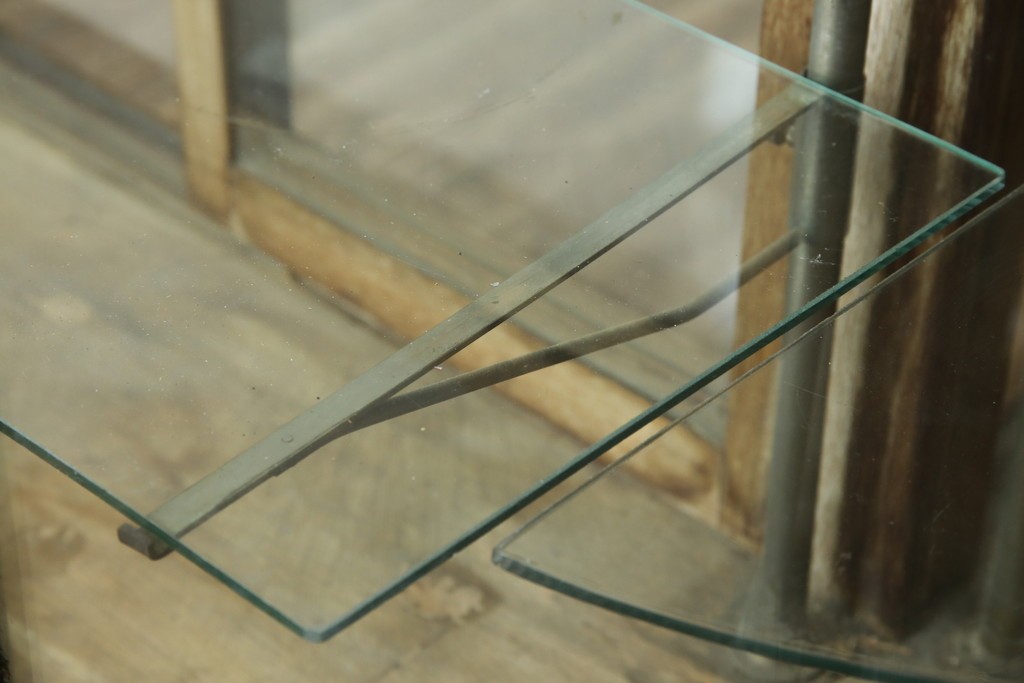 和製アンティーク　曲面ガラスが美しいタイル付きのL型ガラスケース　(R-085732)