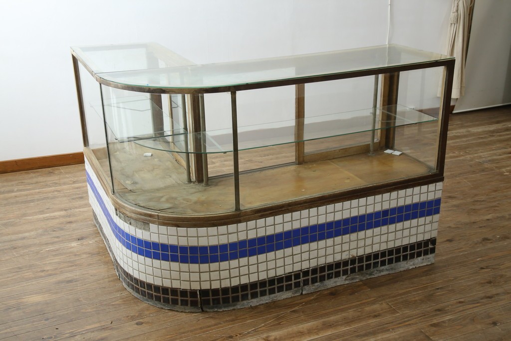 和製アンティーク　曲面ガラスが美しいタイル付きのL型ガラスケース　(R-085732)