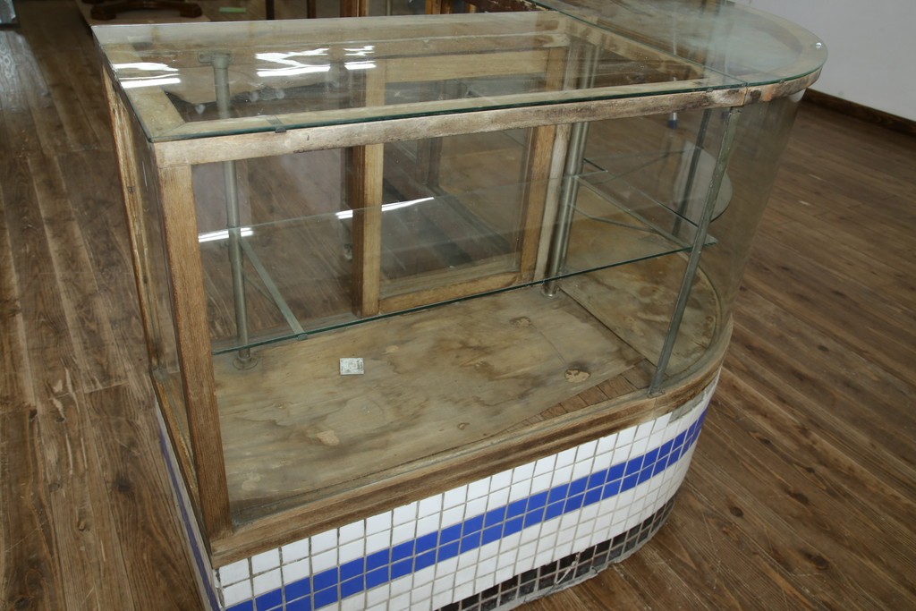 和製アンティーク　曲面ガラスが美しいタイル付きのL型ガラスケース　(R-085732)