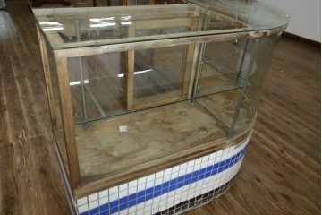 和製アンティーク　曲面ガラスが美しいタイル付きのL型ガラスケース　(R-085732)