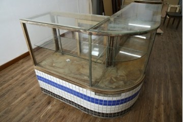 和製アンティーク　曲面ガラスが美しいタイル付きのL型ガラスケース　(R-085732)