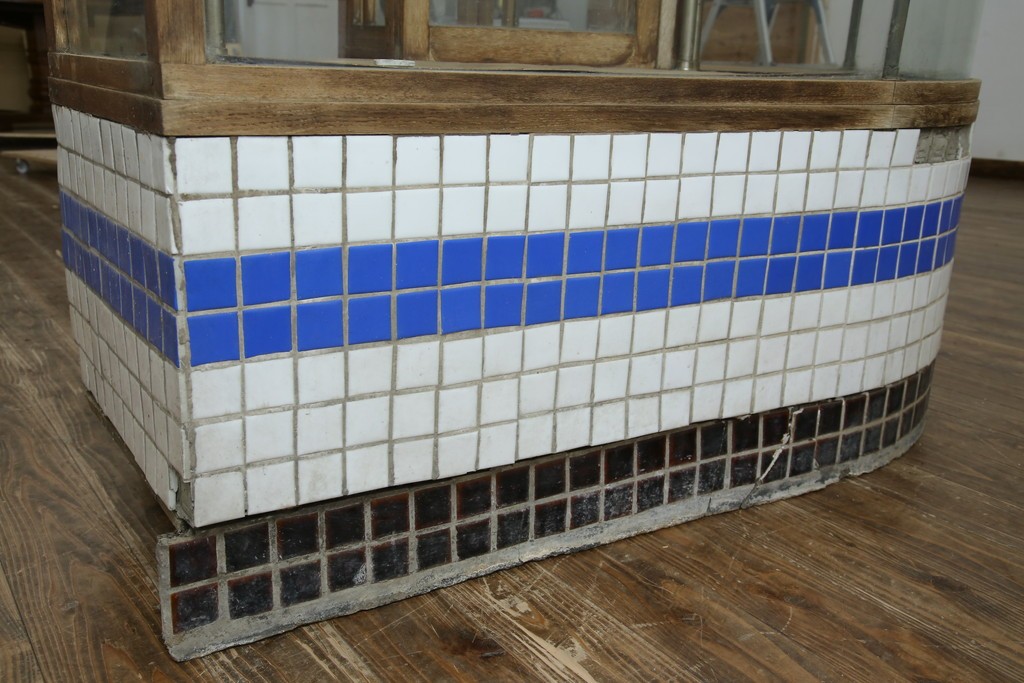 和製アンティーク　曲面ガラスが美しいタイル付きのL型ガラスケース　(R-085732)