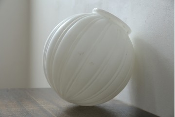 《引っ掛けシーリング式ペンダントライト加工費込み》　和製アンティーク　大正～昭和初期　縦溝の意匠が柔らかな陰影を描くペンダントライト　(R-085733)