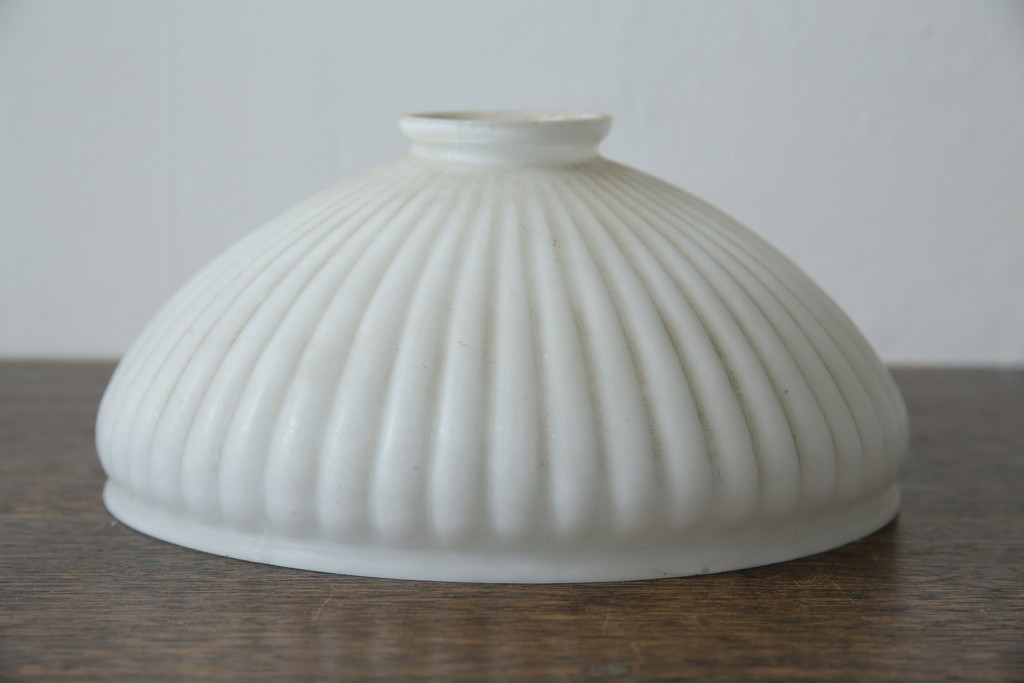 《引っ掛けシーリング式ペンダントライト加工費込み》　和製アンティーク　昭和初期　乳白ガラス　放射状のリブデザインが美しいペンダントライト　(R-085734)