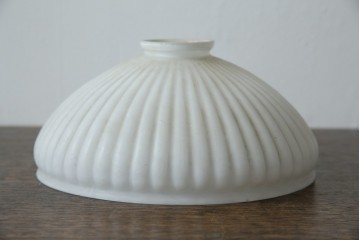 《引っ掛けシーリング式ペンダントライト加工費込み》　和製アンティーク　昭和初期　乳白ガラス　放射状のリブデザインが美しいペンダントライト　(R-085734)