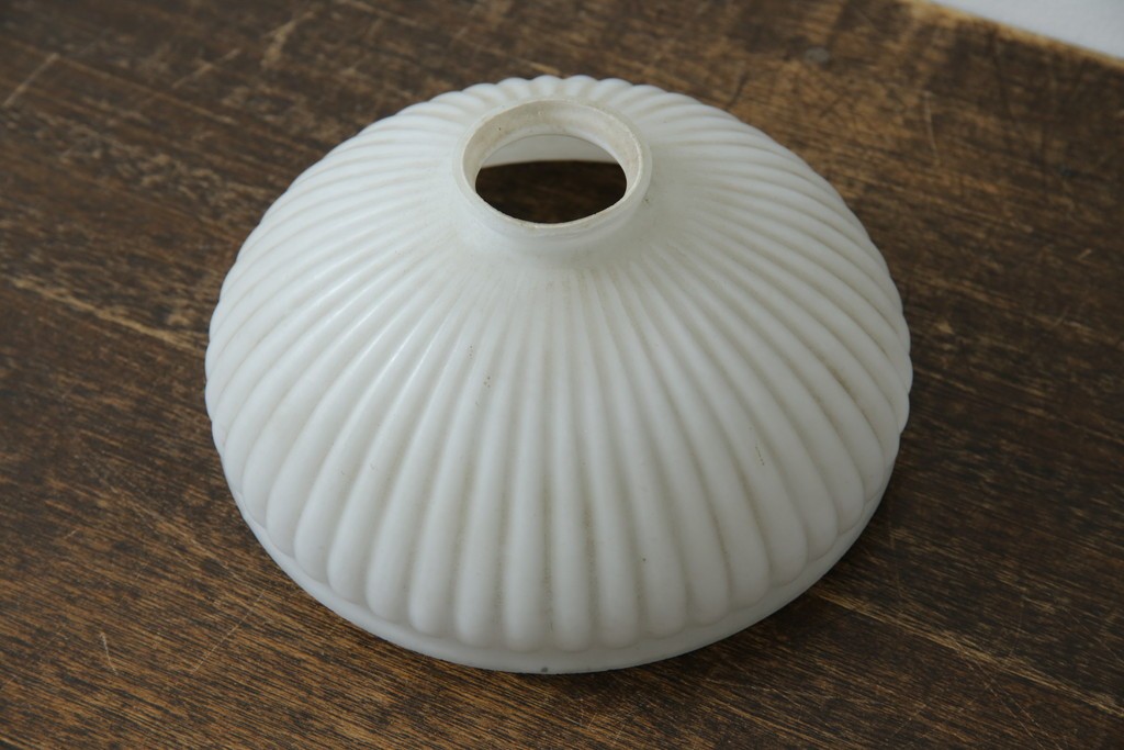 《引っ掛けシーリング式ペンダントライト加工費込み》　和製アンティーク　昭和初期　乳白ガラス　放射状のリブデザインが美しいペンダントライト　(R-085734)