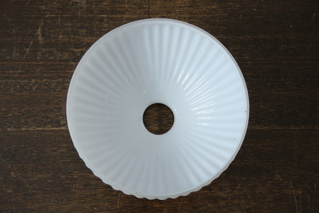 《引っ掛けシーリング式ペンダントライト加工費込み》　和製アンティーク　昭和初期　乳白ガラス　放射状のリブデザインが美しいペンダントライト　(R-085734)