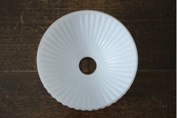 《引っ掛けシーリング式ペンダントライト加工費込み》　和製アンティーク　昭和初期　乳白ガラス　放射状のリブデザインが美しいペンダントライト　(R-085734)