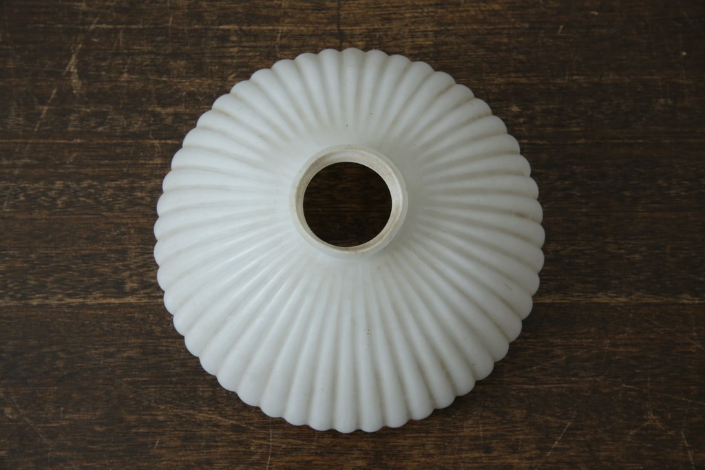 《引っ掛けシーリング式ペンダントライト加工費込み》　和製アンティーク　昭和初期　乳白ガラス　放射状のリブデザインが美しいペンダントライト　(R-085734)