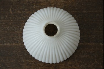 《引っ掛けシーリング式ペンダントライト加工費込み》　和製アンティーク　昭和初期　乳白ガラス　放射状のリブデザインが美しいペンダントライト　(R-085734)