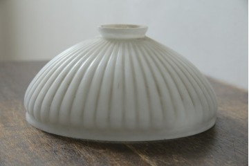 《引っ掛けシーリング式ペンダントライト加工費込み》　和製アンティーク　昭和初期　乳白ガラス　放射状のリブデザインが美しいペンダントライト　(R-085734)