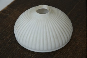 《引っ掛けシーリング式ペンダントライト加工費込み》　和製アンティーク　昭和初期　乳白ガラス　放射状のリブデザインが美しいペンダントライト　(R-085734)