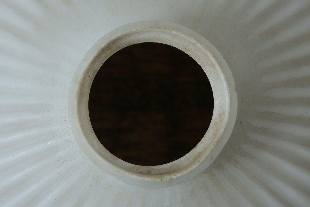 《引っ掛けシーリング式ペンダントライト加工費込み》　和製アンティーク　昭和初期　乳白ガラス　放射状のリブデザインが美しいペンダントライト　(R-085734)