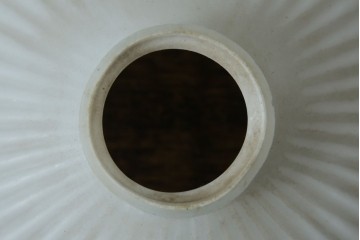 《引っ掛けシーリング式ペンダントライト加工費込み》　和製アンティーク　昭和初期　乳白ガラス　放射状のリブデザインが美しいペンダントライト　(R-085734)