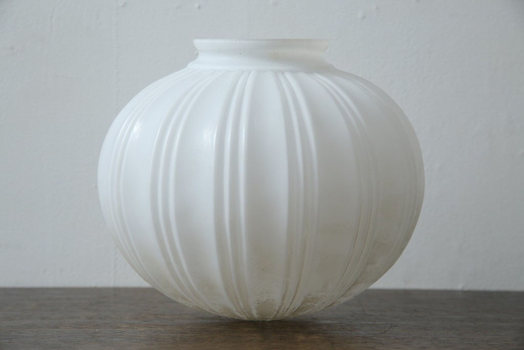 《引っ掛けシーリング式ペンダントライト加工費込み》　和製アンティーク　乳白色の縦筋シェードが上品なぼんぼり型ペンダントライト　(R-085735)